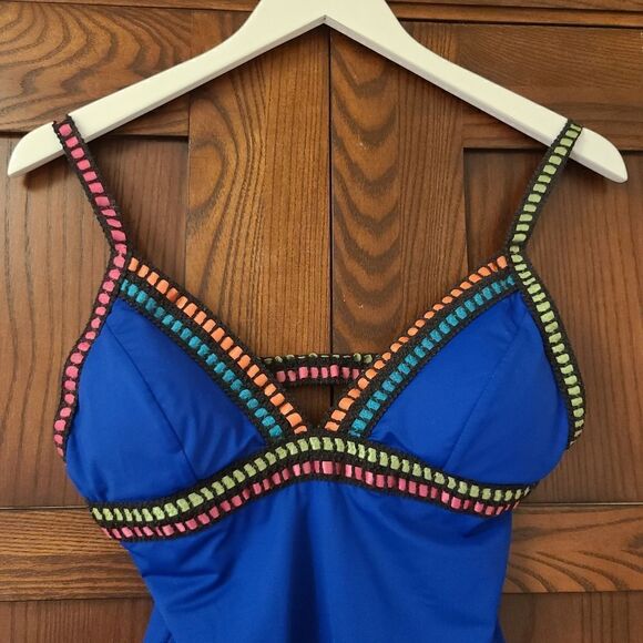 La Blanca Threading Along One Piece Swimsuit - Picture 3 of 7